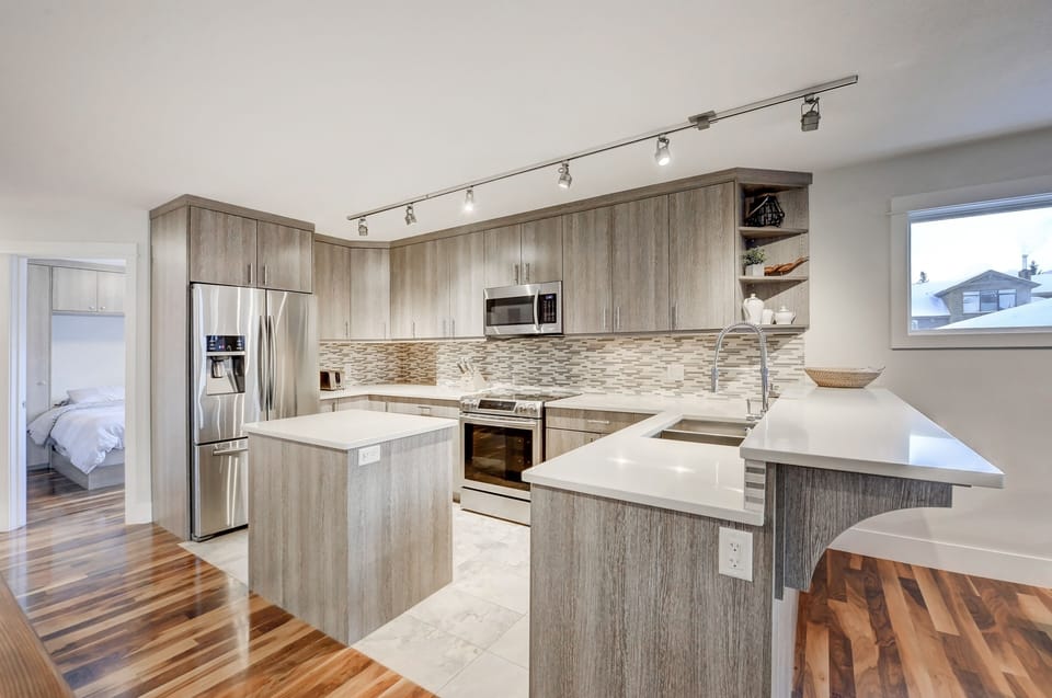 Large, chef's kitchen. Fully equipped with stainless steel appliances.