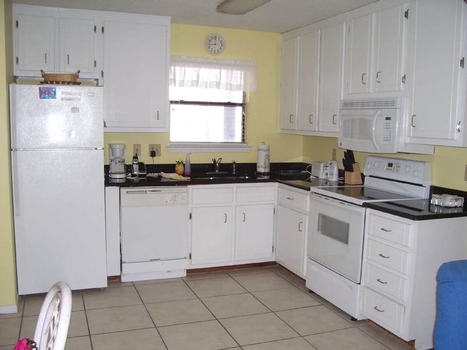 Kitchen w  granite countertops