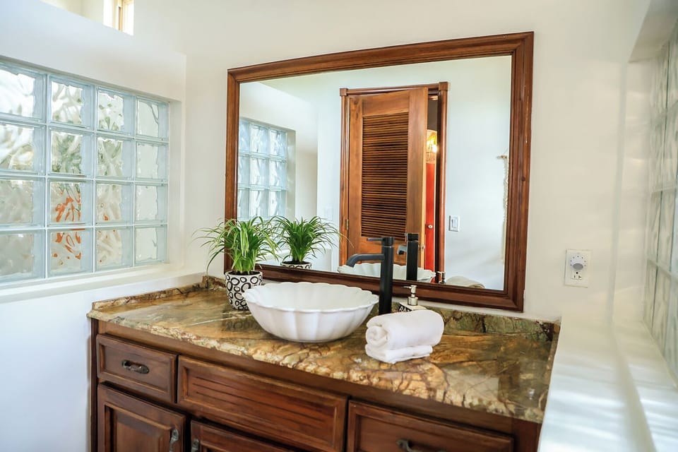 Suite, Multiple Beds, Non Smoking (Parida) | Bathroom | Shower, free toiletries, hair dryer, towels