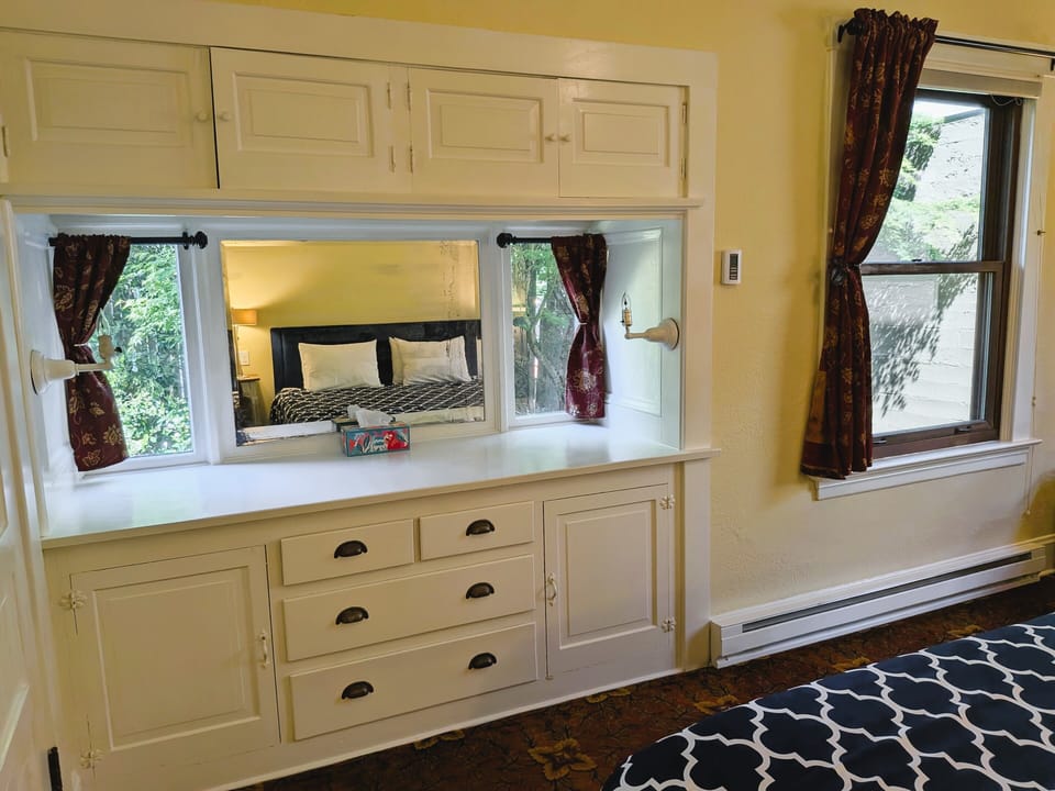 Deluxe Room, 1 King Bed, Private Bathroom | Egyptian cotton sheets, premium bedding, individually decorated