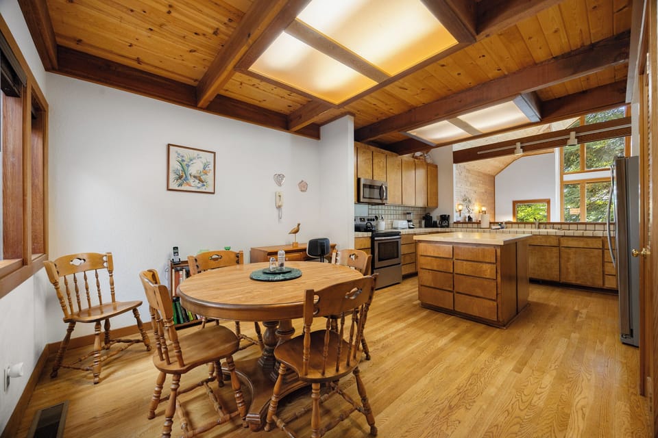 Breakfast nook seats 4