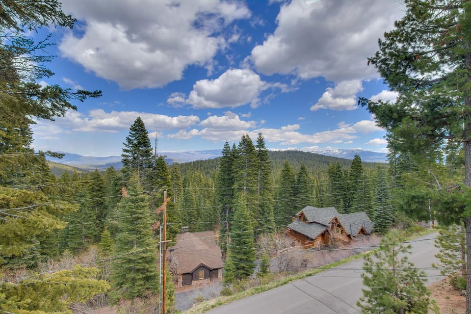 View of other houses near this rental: Falcon's Eye View Retreat