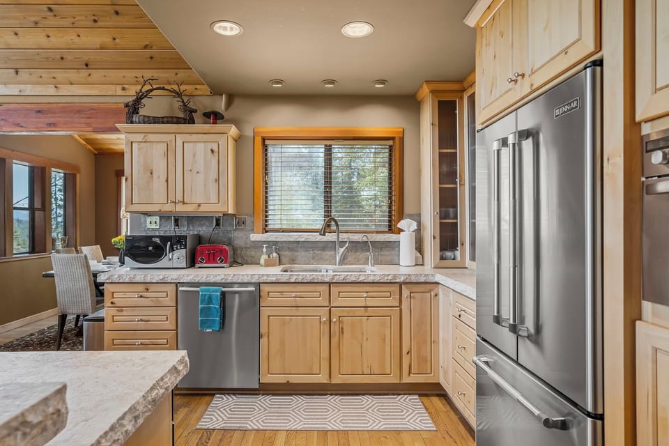 Kitchen: Falcon's Eye View Retreat
