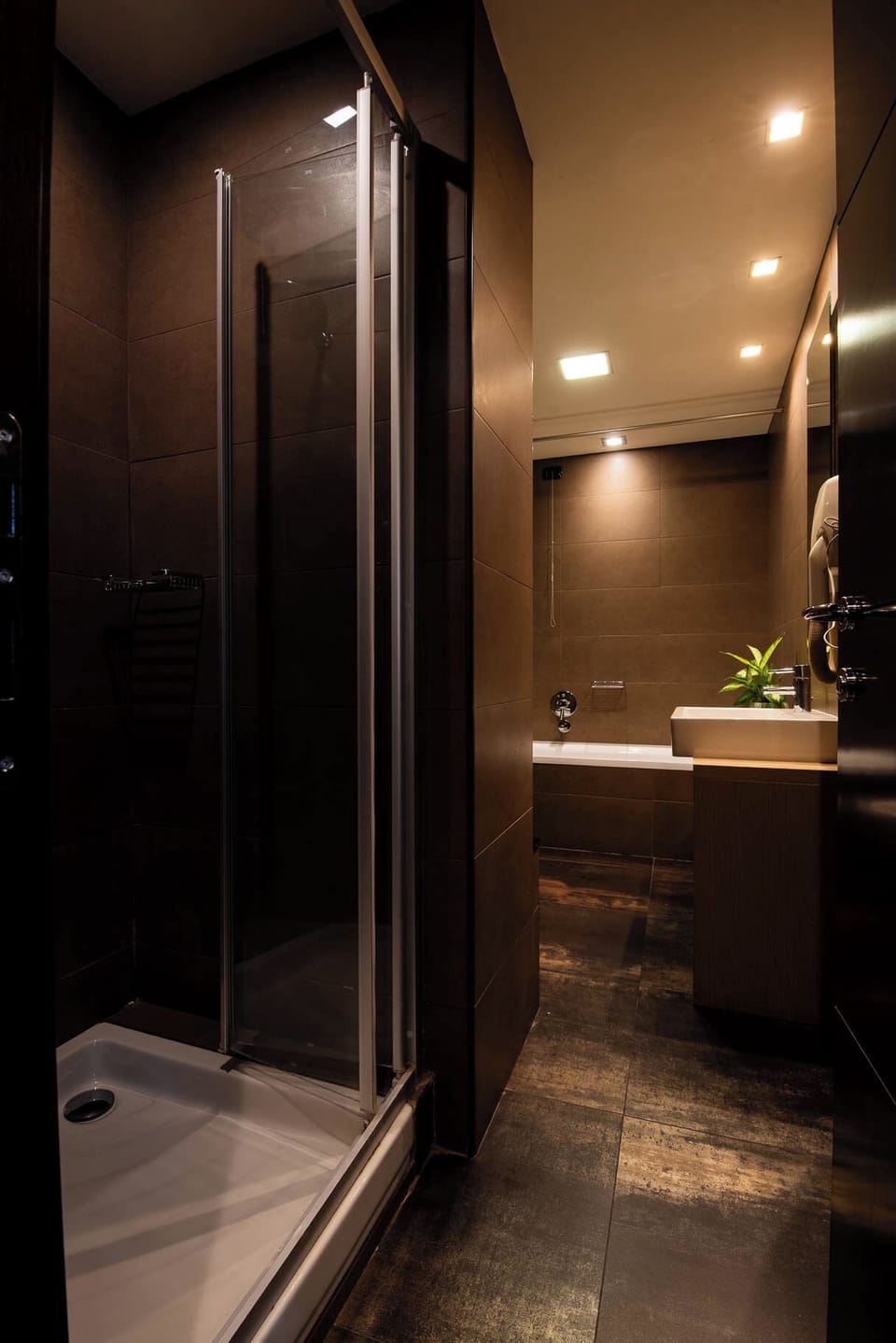 Executive Room | Bathroom | Shower, rainfall showerhead, free toiletries, hair dryer