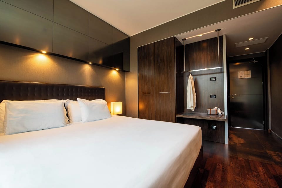 Classic Room | Minibar, in-room safe, desk, soundproofing