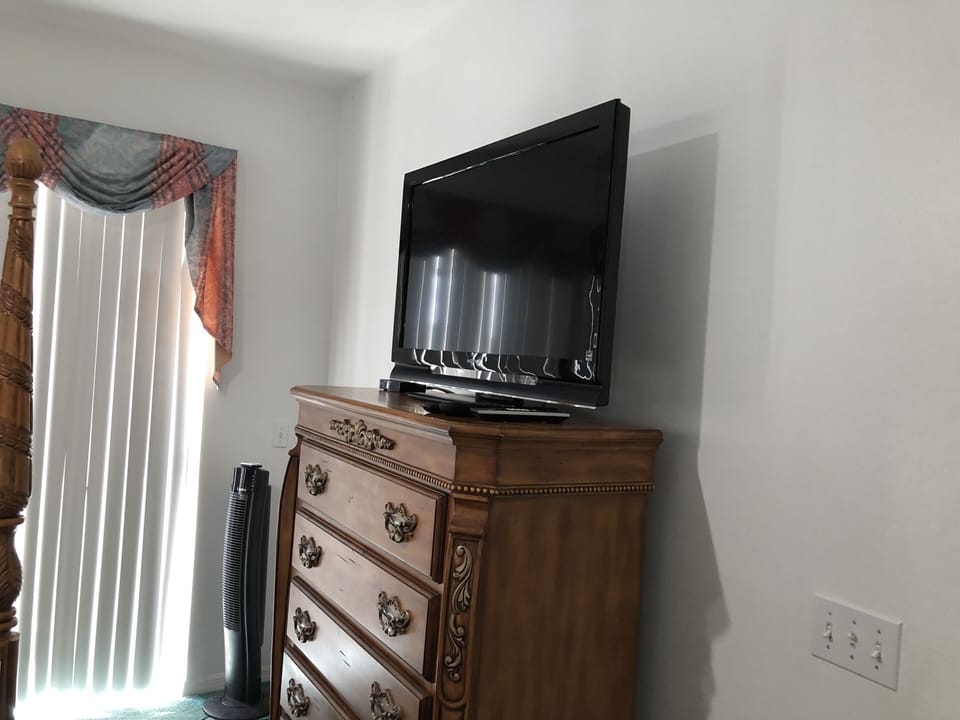 HD Smart TV & Chester Drawer
