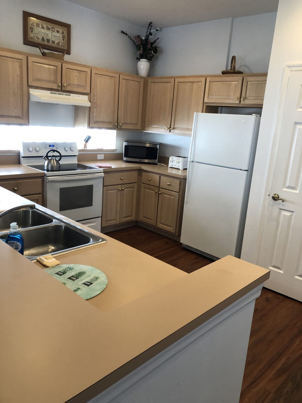 Fully furnished Kitchen /w Stove, Microwave (new), Refrigerator, dishwater (new)