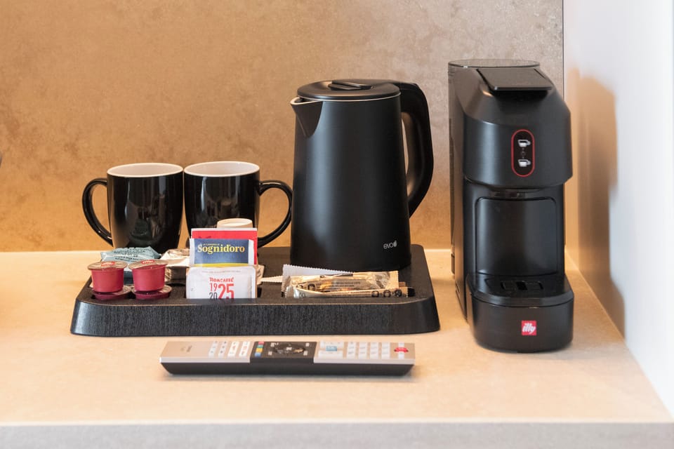 Deluxe Suite, Hot Tub | Coffee and/or coffee maker