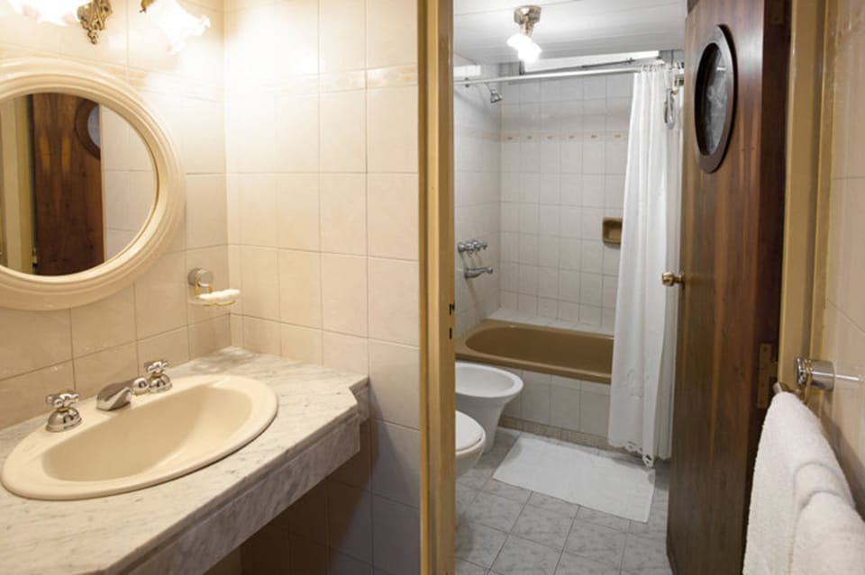 Combined shower/tub, free toiletries, hair dryer, bidet
