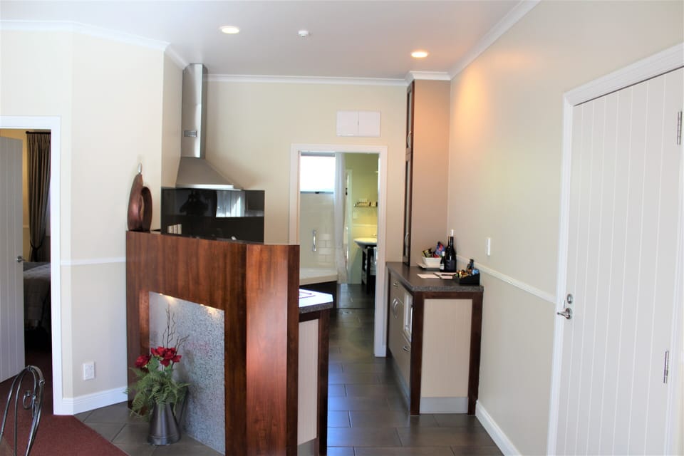 Deluxe Apartment, 1 Bedroom | Private kitchen | Mini-fridge, microwave, stovetop, electric kettle