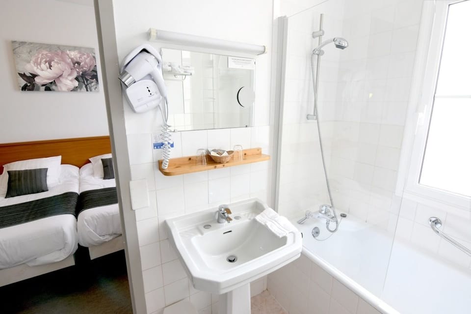 Twin Room | Bathroom | Combined shower/tub, free toiletries, hair dryer, towels