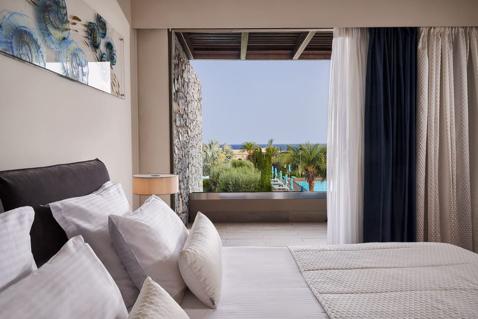 Honeymoon Suite | In-room safe, soundproofing, free WiFi, bed sheets