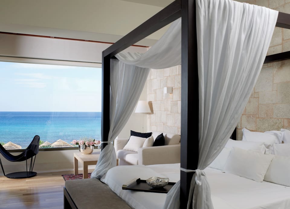 Queen's Maisonette sea front with private pool | In-room safe, soundproofing, free WiFi, bed sheets