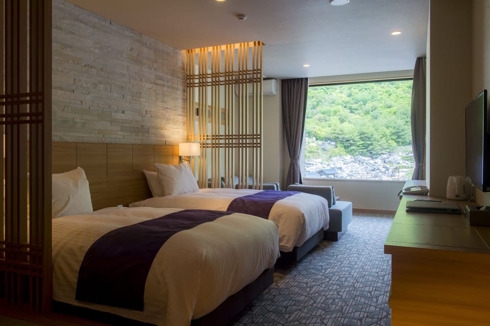 Down comforters, in-room safe, blackout drapes, WiFi (free)