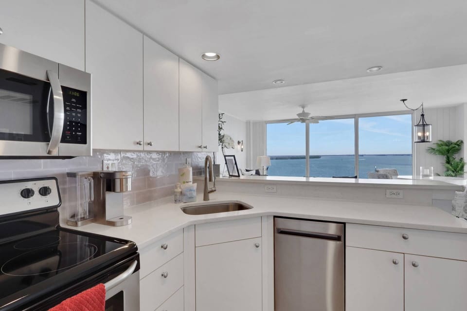 No need to worry about missing out on the fantastic view, even enjoyable from the open kitchen.