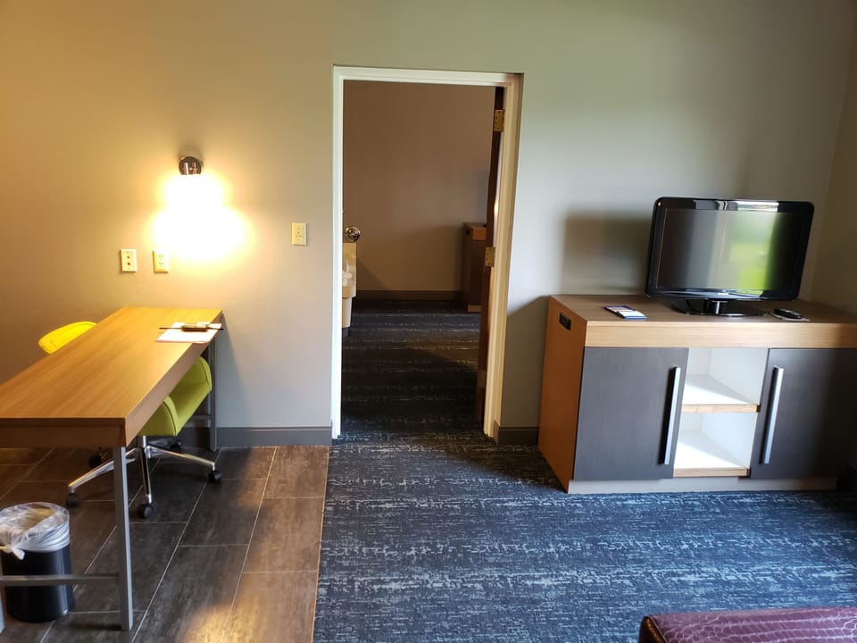 One king suite whirlpool nonsmoking | Premium bedding, desk, iron/ironing board, WiFi