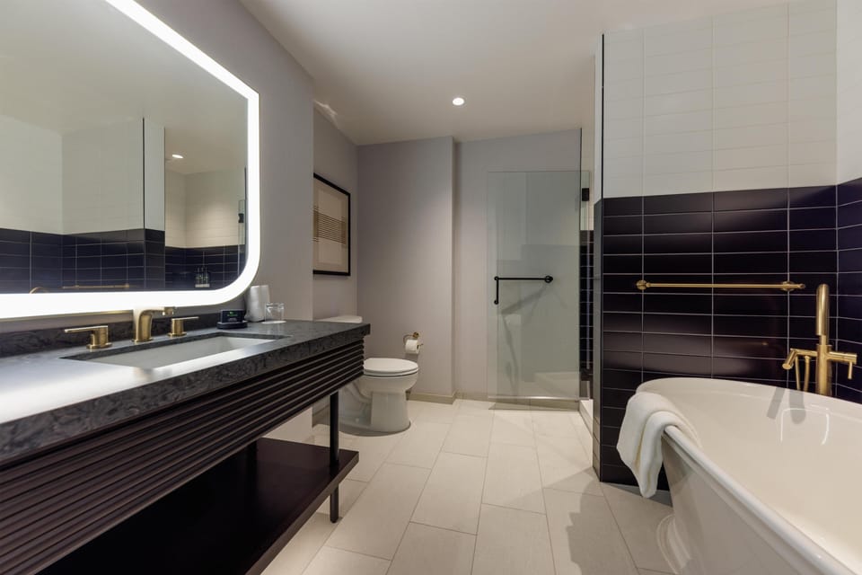 Combined shower/tub, designer toiletries, hair dryer, towels