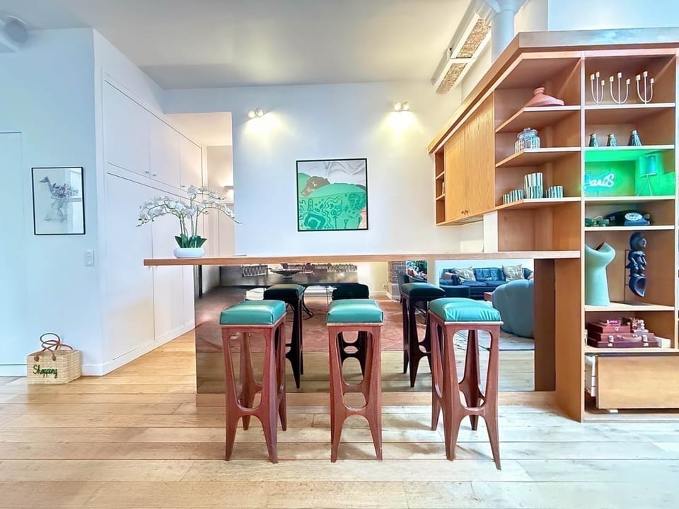 SPARIS – Cuisine moderne avec son bar convivial, parfaite pour cuisiner et partager un moment ent