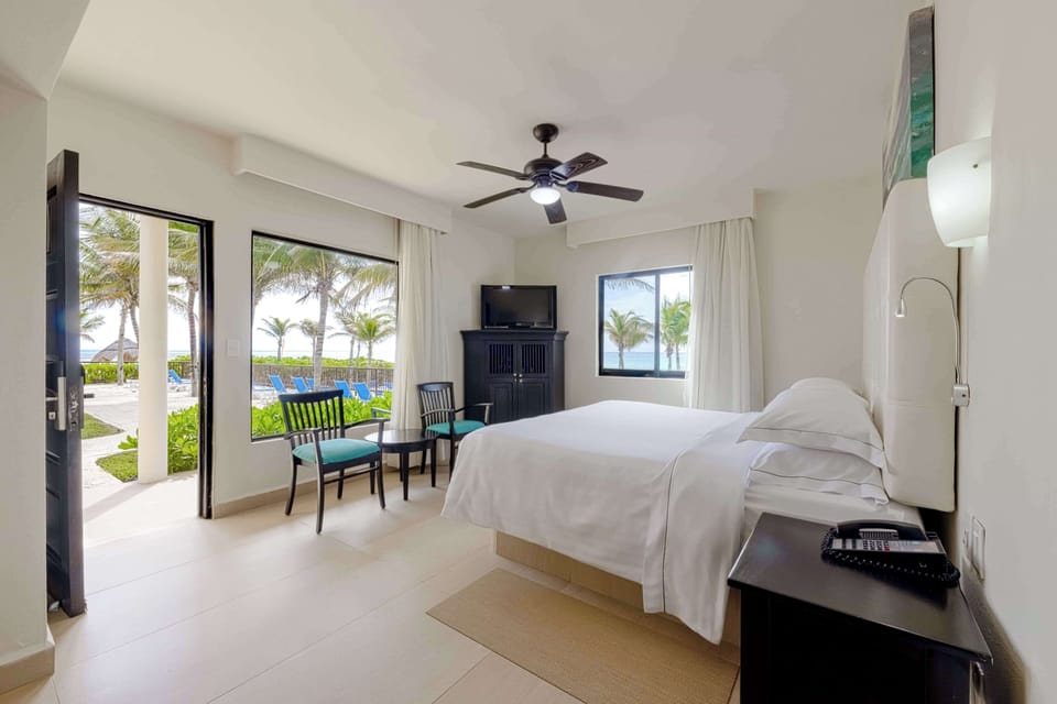 Premium Room | Free minibar, in-room safe, iron/ironing board, bed sheets