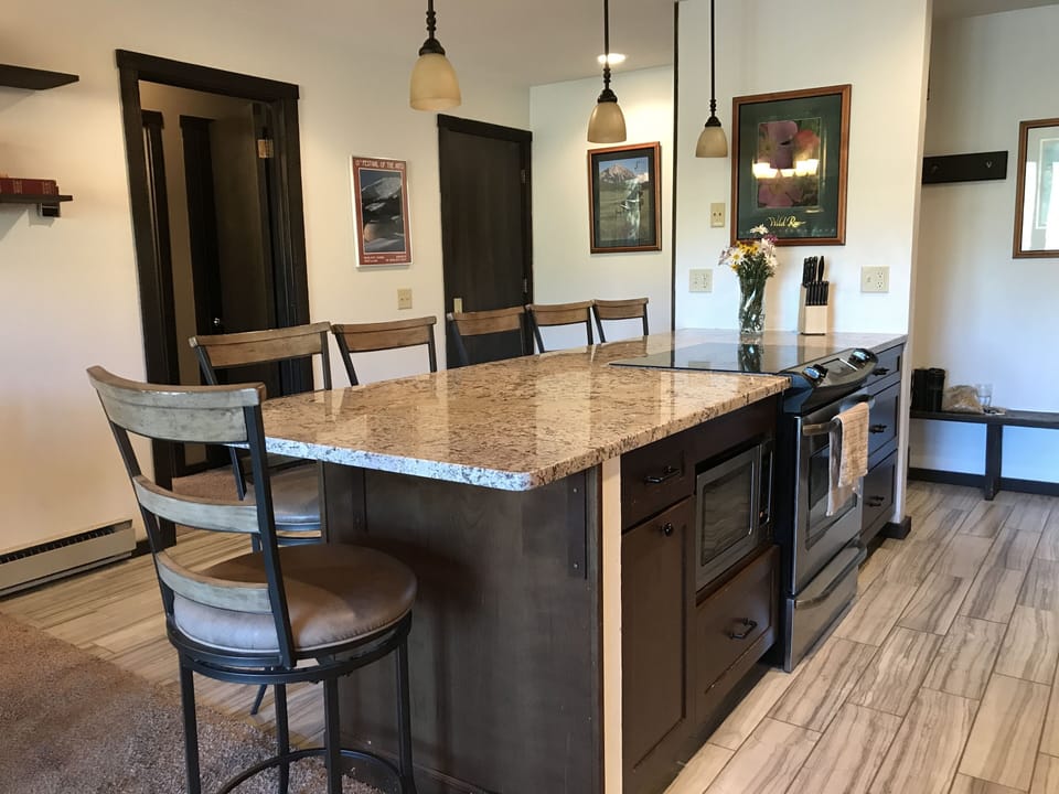 Seating for six at the counter 