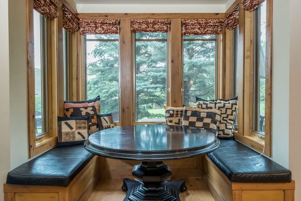 small sitting nook off of the living room with great views