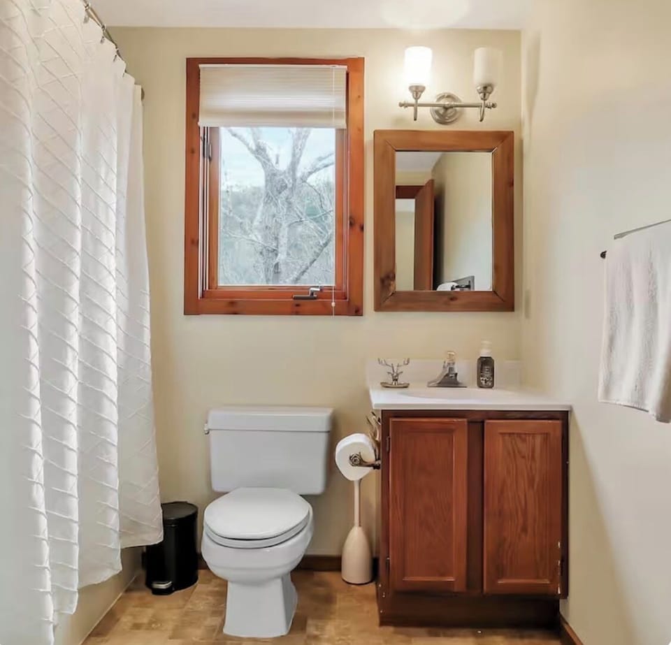Full bathroom with shower + tub