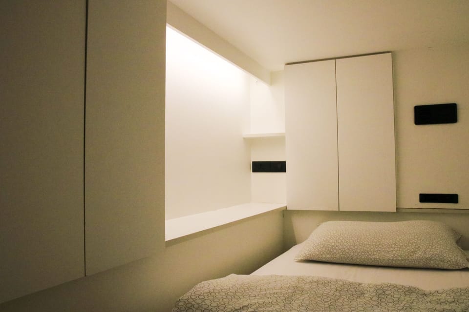 Capsule with Shared Bathroom | Free WiFi