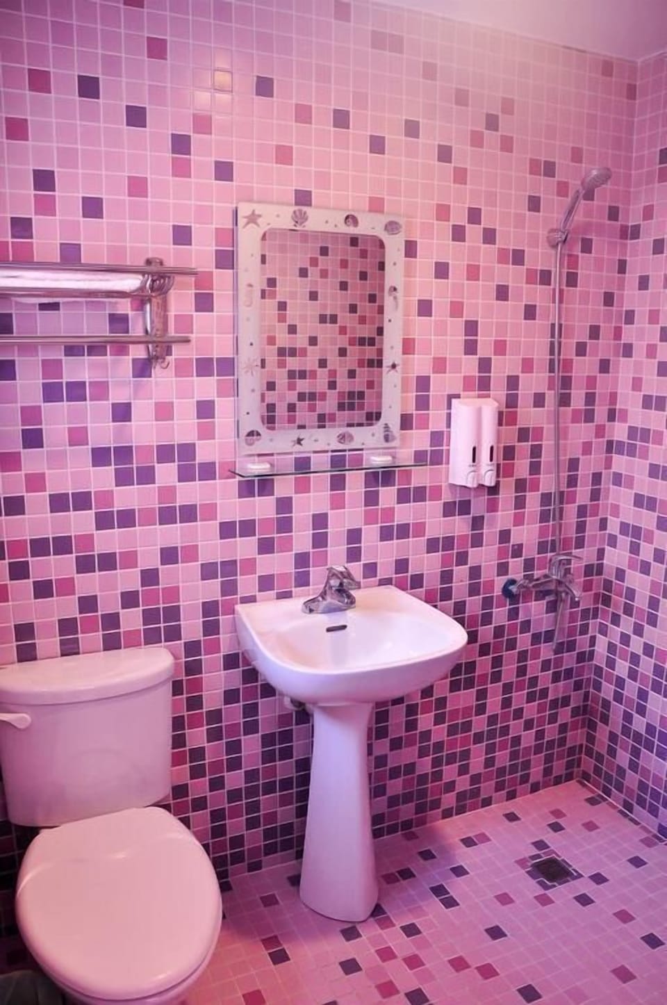 Shower, rainfall showerhead, free toiletries, hair dryer