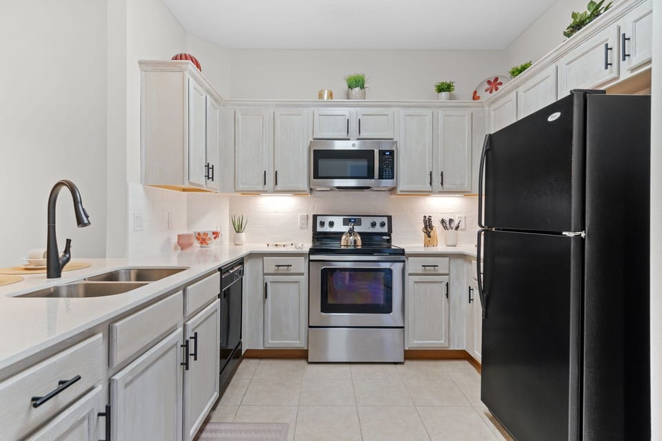 Fully equipped kitchen with modern appliances.