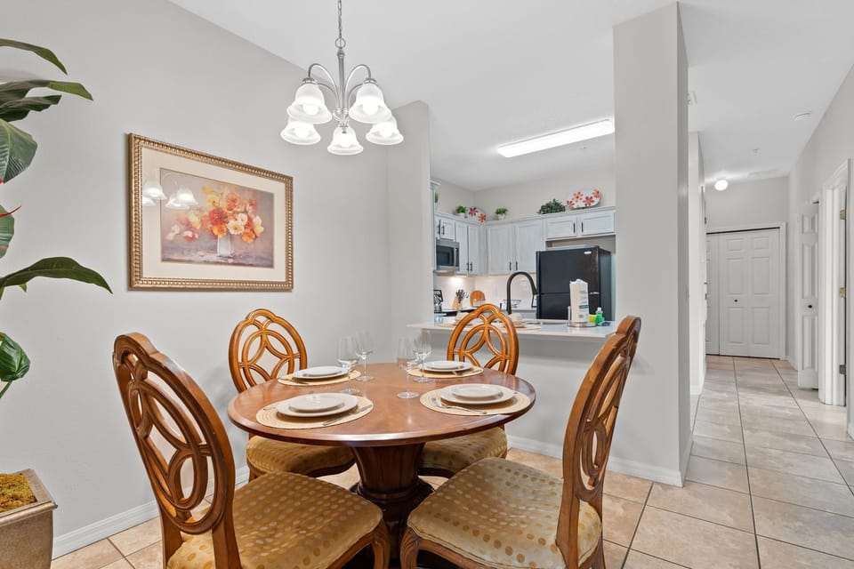 Round table and comfortable chairs accommodating up to 4 guests.
