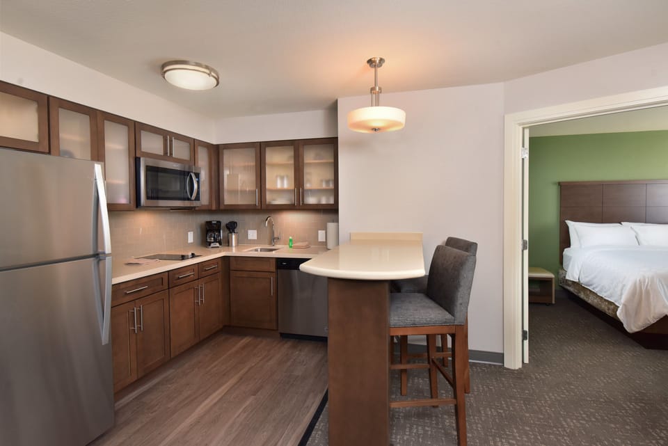 Full-size fridge, microwave, stovetop, dishwasher