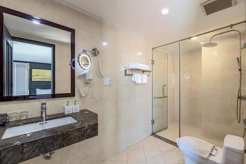Superior Twin Room, 2 Twin Beds, City View | Bathroom | Shower, hair dryer, bathrobes, towels