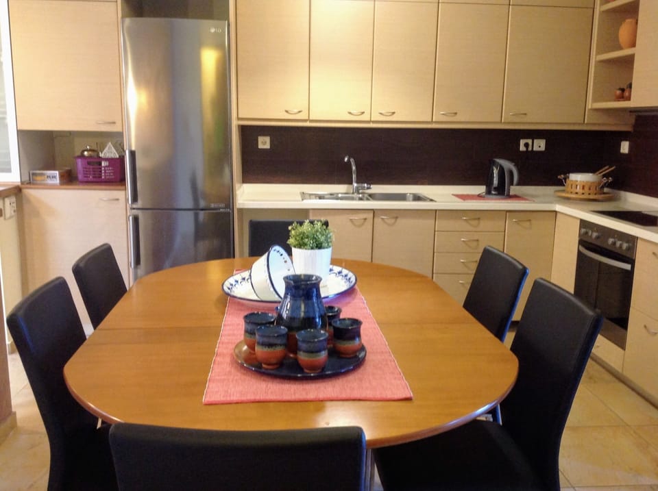 Villa | Private kitchen | Full-size fridge, microwave, oven, stovetop