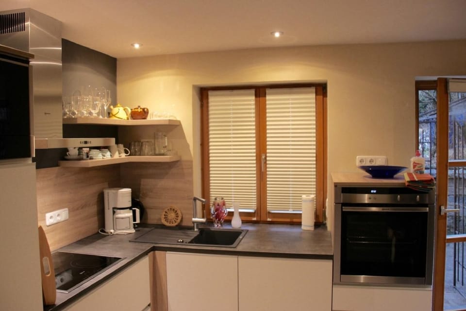 Fridge, oven, stovetop, coffee/tea maker