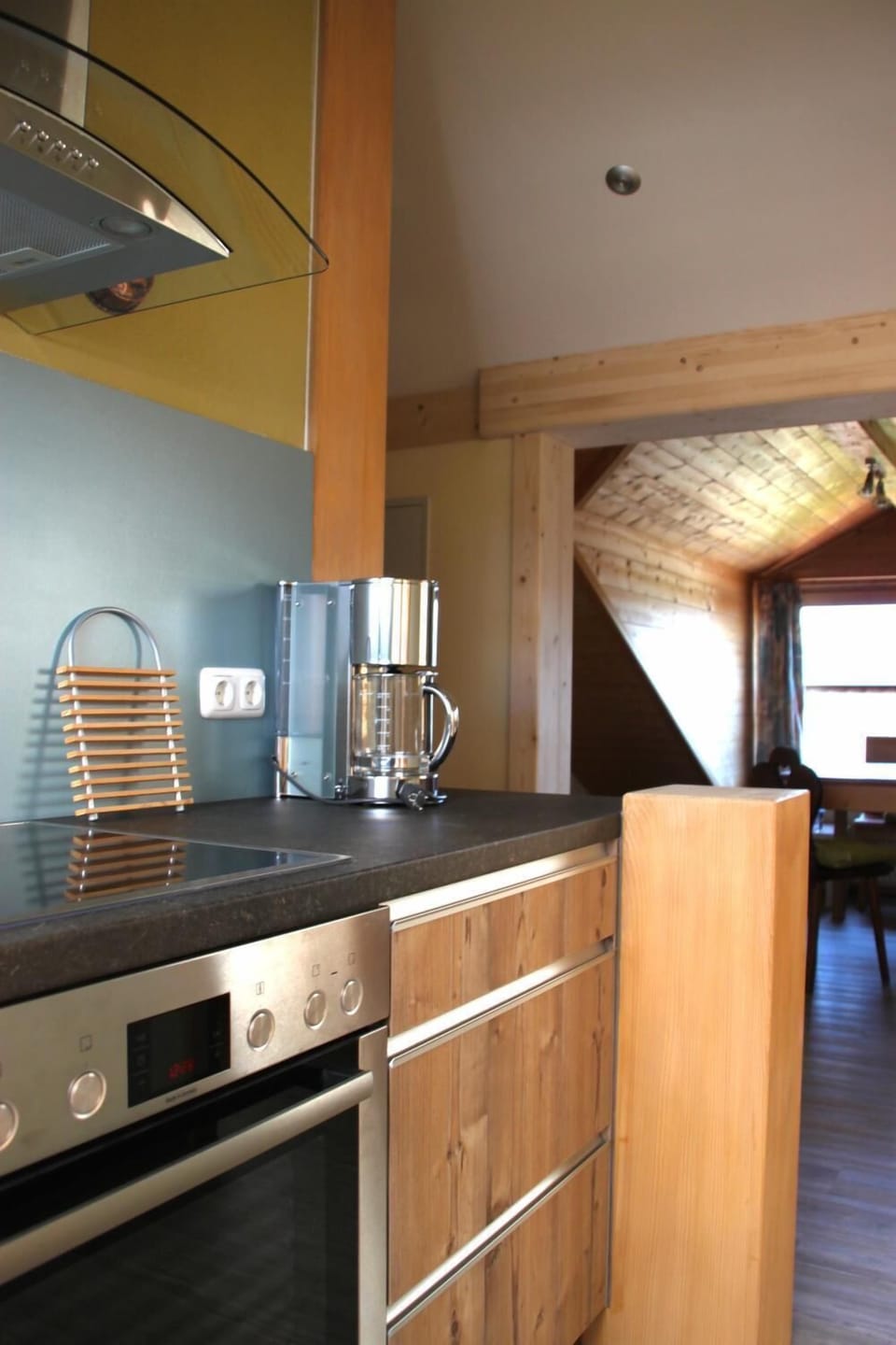 Fridge, oven, stovetop, coffee/tea maker