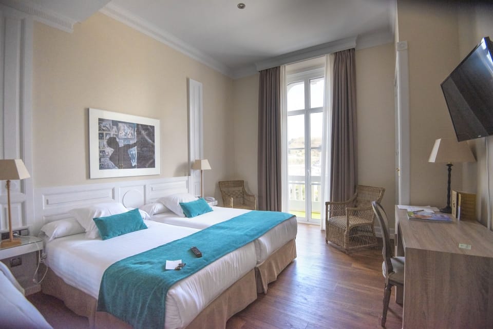 Room, Sea View (Unique) | Minibar, in-room safe, desk, blackout drapes