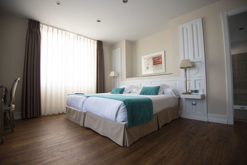 Executive Room | Minibar, in-room safe, desk, blackout drapes