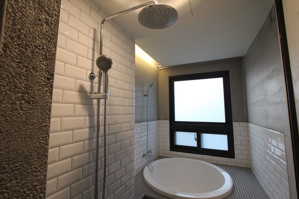 Combined shower/tub, hair dryer, slippers, towels