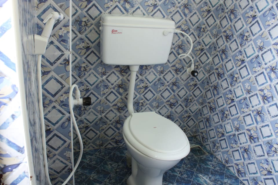 Basic Suite, 1 Queen Bed | Bathroom | Shower, free toiletries