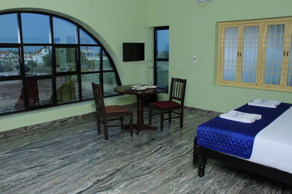 Basic Suite, 1 Queen Bed | Free WiFi
