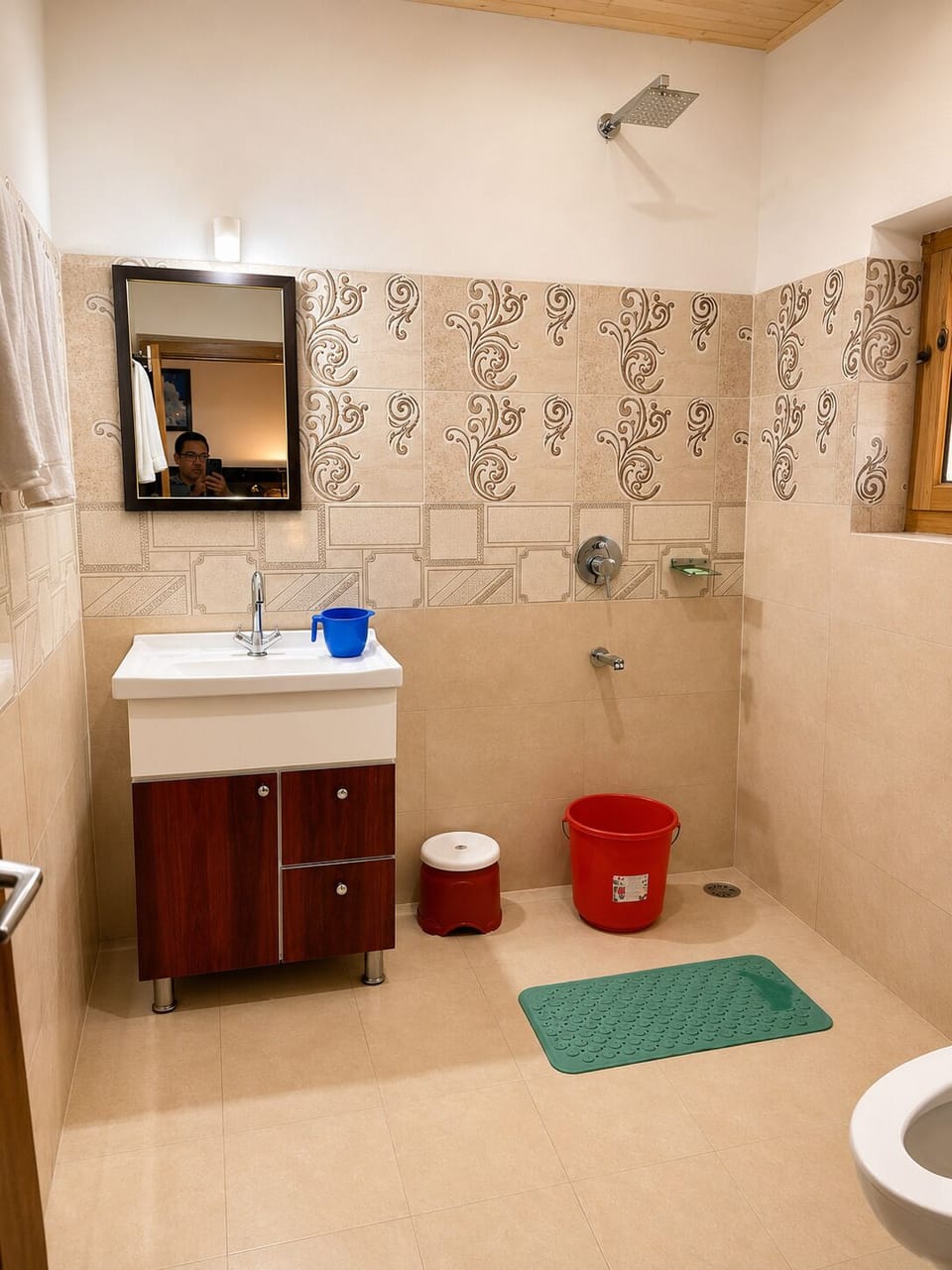 Deluxe Room | Bathroom | Shower, free toiletries, slippers, towels
