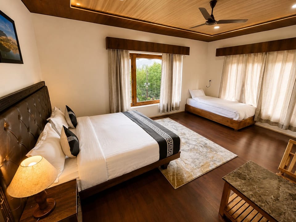 Deluxe Room | Desk, rollaway beds (surcharge), bed sheets