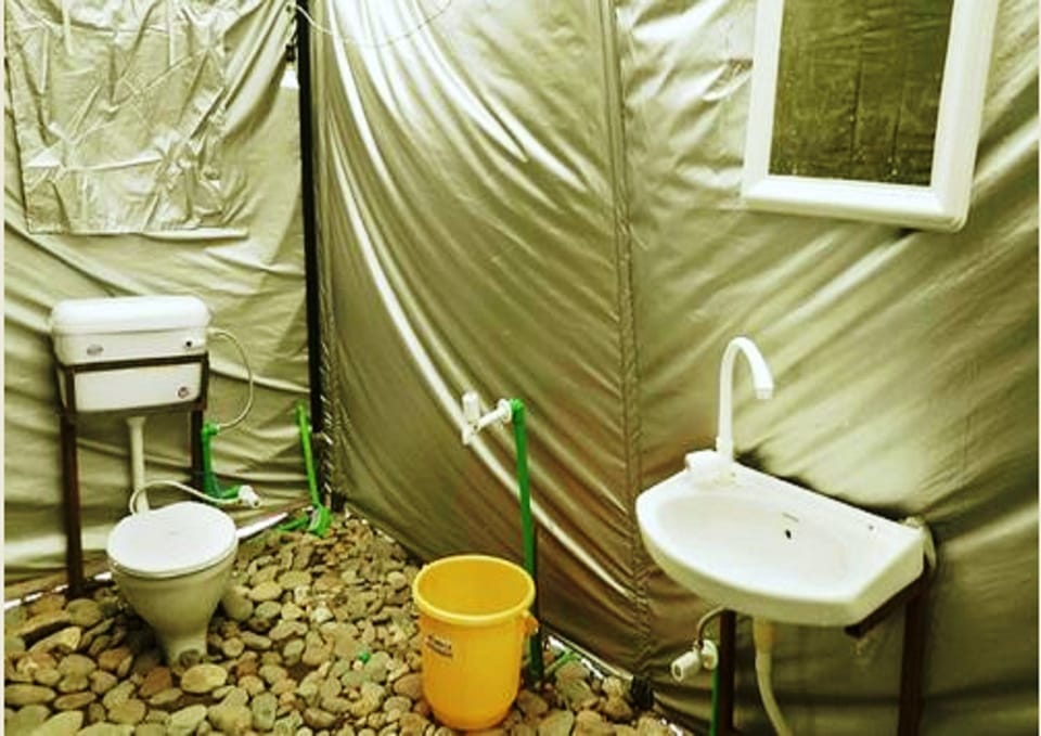 Standard Tent, 1 Double Bed, Garden View | Bathroom | Shower, free toiletries, slippers, towels
