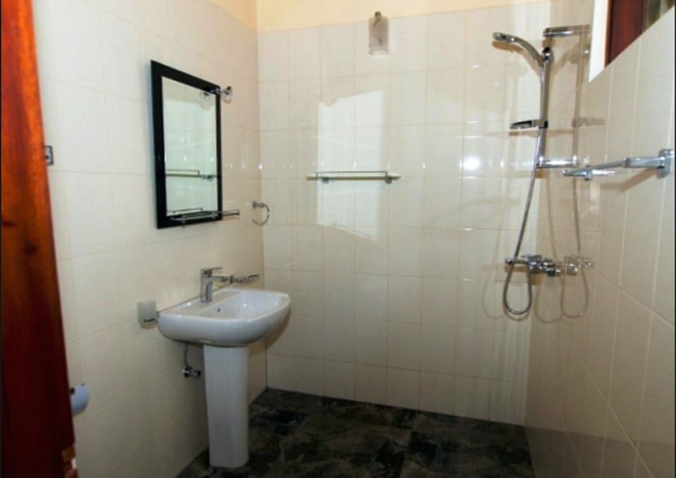 Deluxe Double Room, 1 Double Bed, Non Smoking, Mountain View | Bathroom | Shower, free toiletries