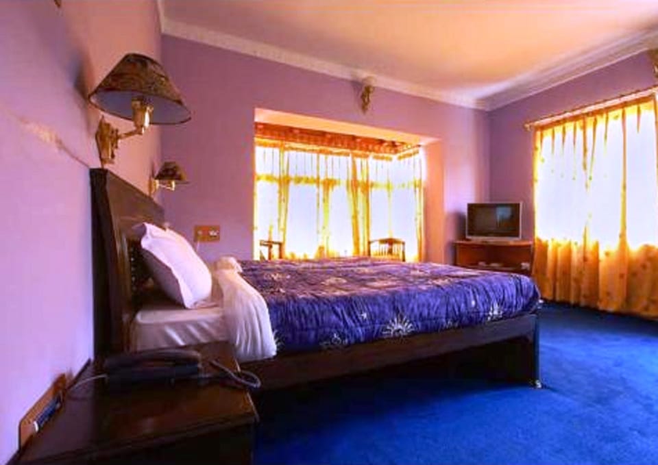 Deluxe Double Room, 1 Double Bed, Non Smoking, Mountain View | Desk, rollaway beds (surcharge), WiFi (free), bed sheets