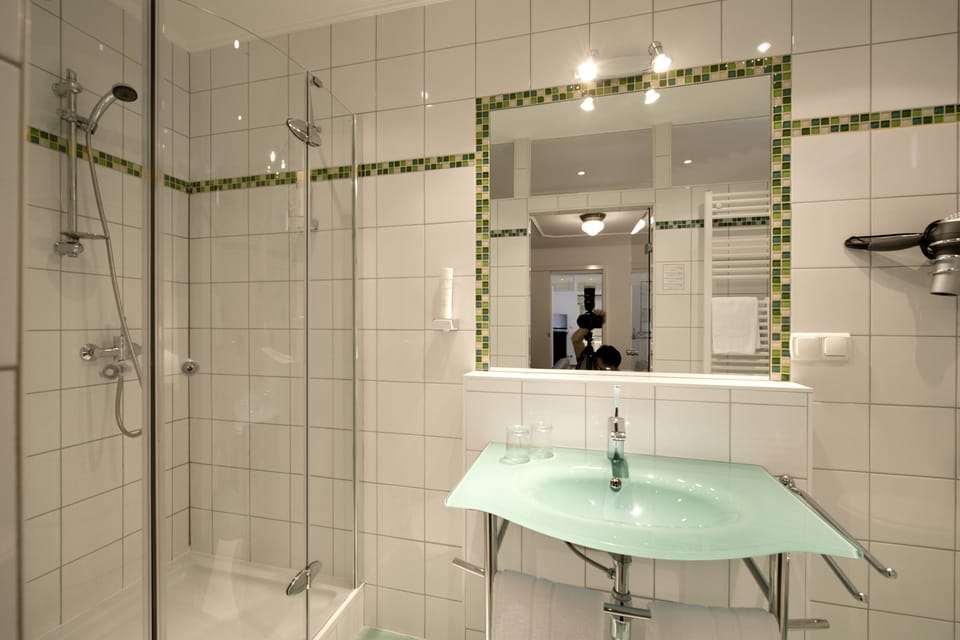 Suite | Bathroom | Shower, free toiletries, hair dryer, towels