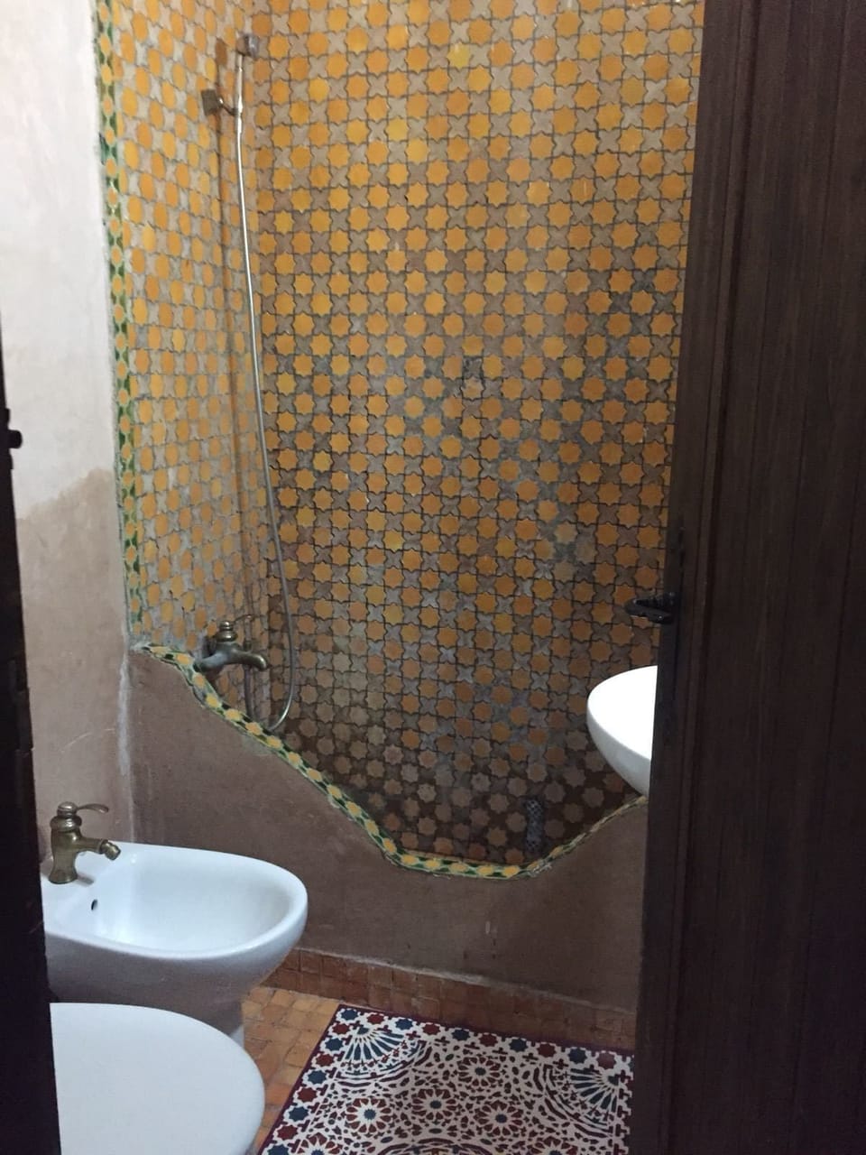 Deluxe Suite | Bathroom | Rainfall showerhead, free toiletries, towels