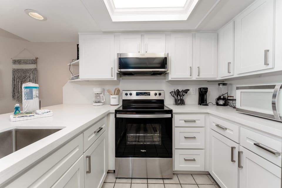 Cook-up some kitchen magic in our cozy kitchen. We've equipped the space with full size appliances. Don't forget to stop by the charming local grocery, Blue Marlin!