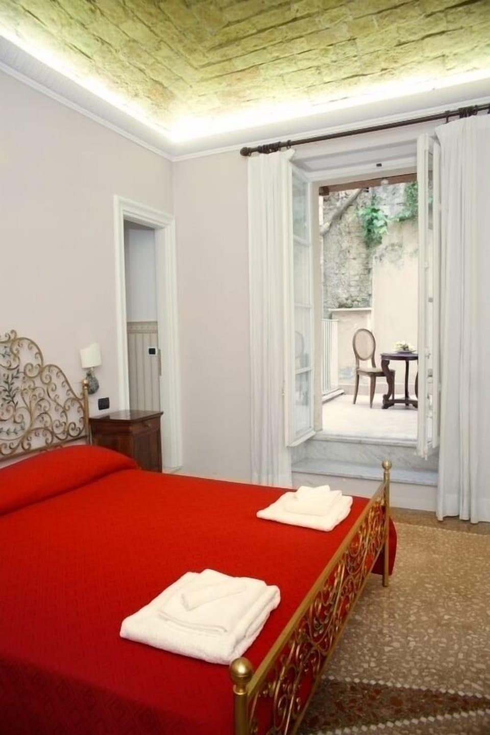 Double Room | 1 bedroom, minibar, in-room safe, desk