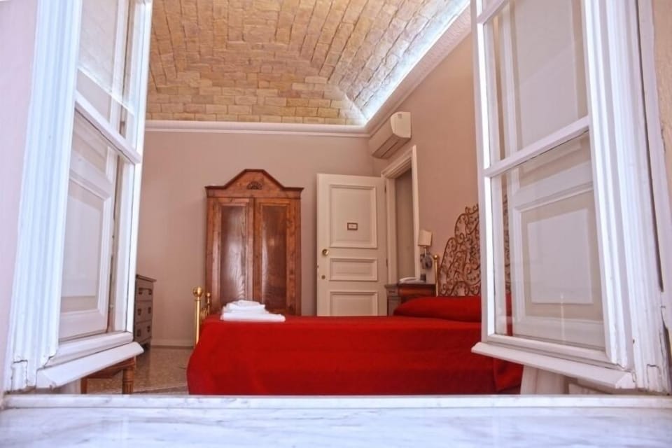 Double Room | 1 bedroom, minibar, in-room safe, desk